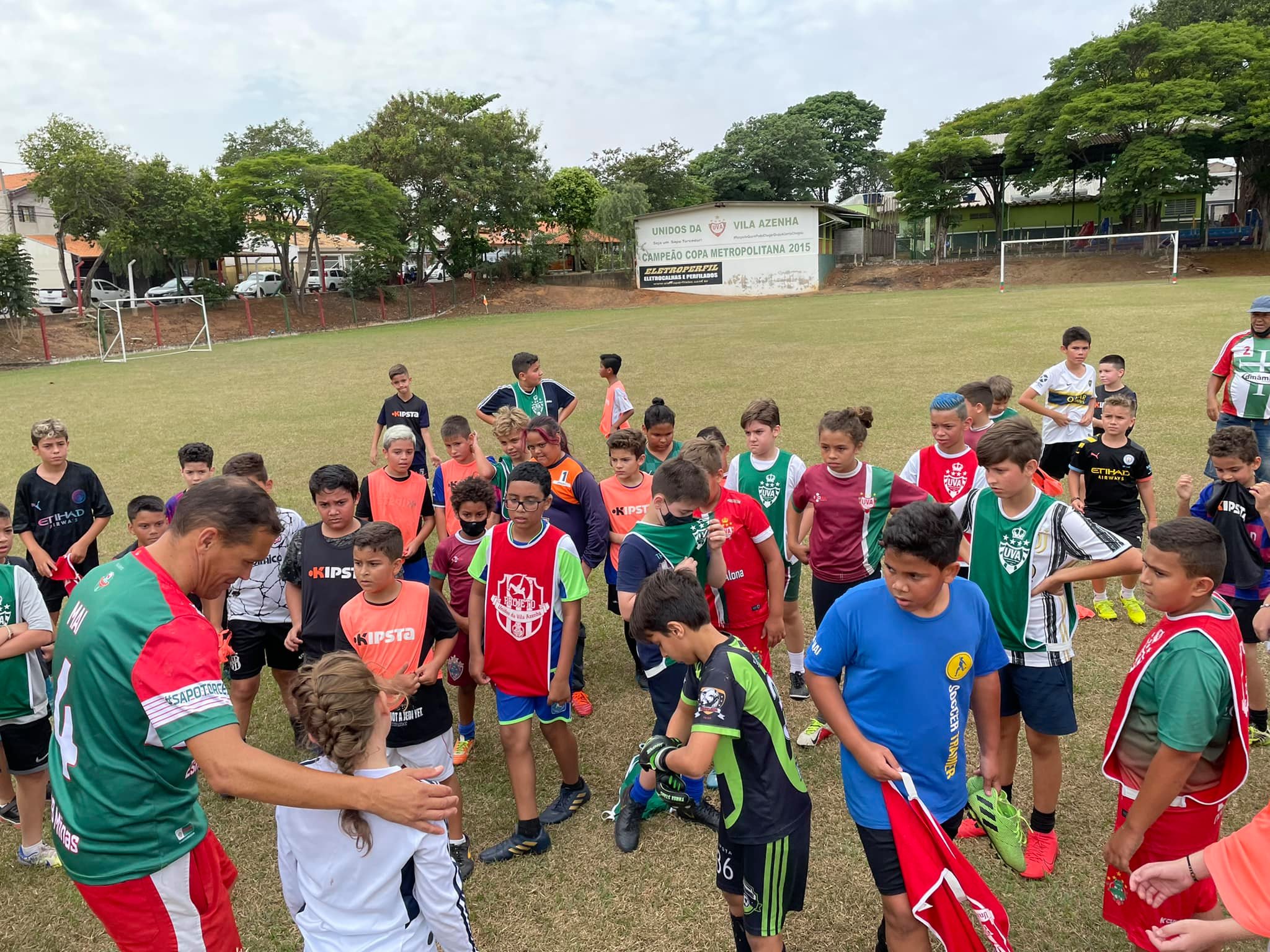 Ação social com muitas crianças no UVA